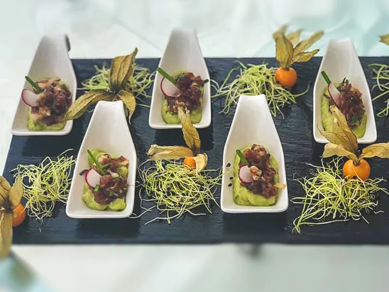 Platos de Mushed Ibiza servidos en cucharas de degustación