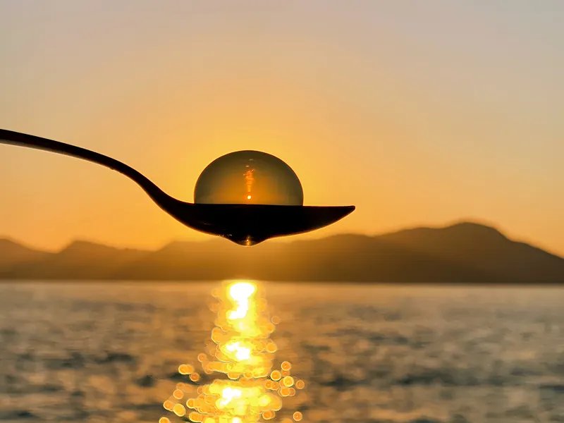 Esferificación de Pearls sobre una cuchara, al atardecer