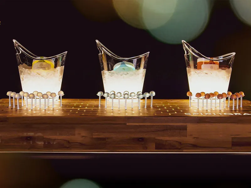 Tres copas de coctelería molecular de Spirit Grapes sobre una barra